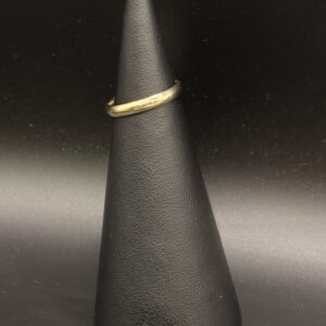 10KY Unisex Wedding Band – Size 7.75 Classic